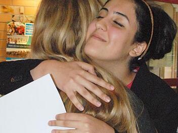 Glücklich über ihr Abiturzeugnis und ihre neuen Freunde: Behnaz S. ist 2015 mit ihrer Familie aus dem Iran geflüchtet und kam nach Coburg. Fotos: Christiane Lehmann