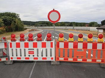 Noch stehen Absperrungen wie hier an der Mainbrücke auf der neuen Straße, die das Industriegebiet anbindet und den alten Bahnübergang ersetzt. Fotos: Tobias Kindermann