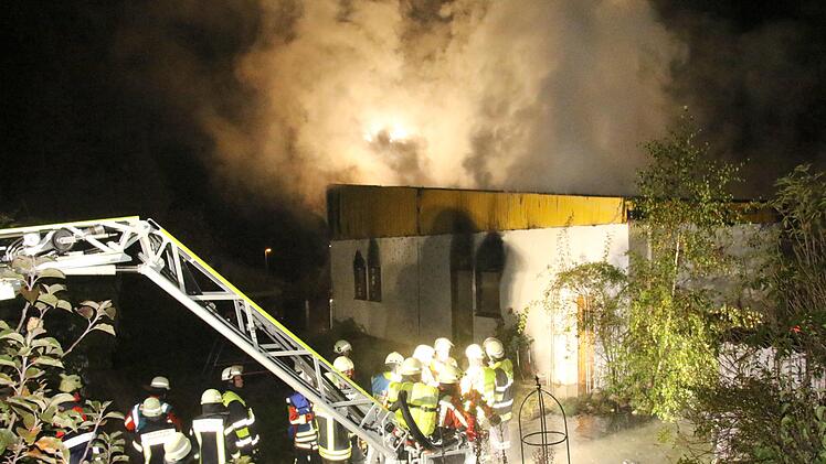 Brand einer Lagerhalle in Autenhausen am Sonntagmorgen Foto: Michael Stelzner