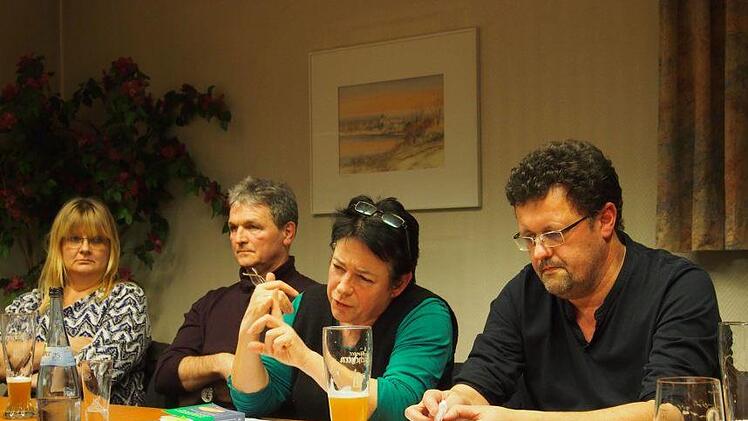 Wehren sich gegen die geplante Mastanlage (von links): Angelika Mechtold-Schmitz (SPD) und Klaus-Dietere Schiefer, Chritiane Kolbet und Norbert Maier von den Grünen.Daniela Lunz