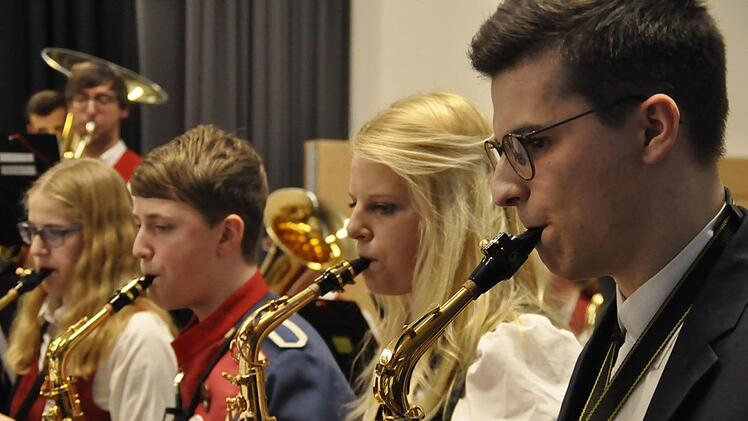 Mit einem mitreißenden Konzert begeisterten 71 Musiker des KJBO aus 31 Musikvereinen  die Zuhörer in der Steinacher Henneberghalle. Foto: Peter Klopf