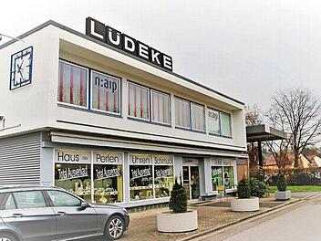 Noch bis zum Jahresende läuft der Ausverkauf bei Uhren Lüdecke. Ehepaar Dziubalka gibt das Geschäft aus Altersgründen auf. Die Kette Jacques' Weindepot hat das Gebäude angemietet. Foto: Ulrike Nauer