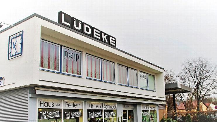 Noch bis zum Jahresende läuft der Ausverkauf bei Uhren Lüdecke. Ehepaar Dziubalka gibt das Geschäft aus Altersgründen auf. Die Kette Jacques' Weindepot hat das Gebäude angemietet. Foto: Ulrike Nauer