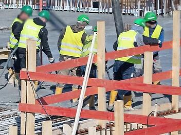 Abstand halten und Maske tragen - auf vielen Baustellen werden die Corona-Vorgaben nicht umgesetzt.