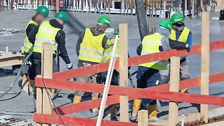 Abstand halten und Maske tragen - auf vielen Baustellen werden die Corona-Vorgaben nicht umgesetzt.