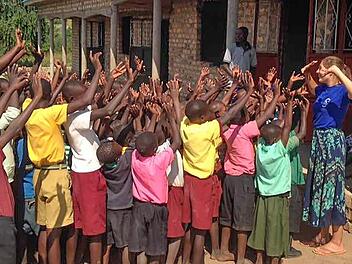 Von September 2016 bis Juni 2017 absolvierte Gertrud-Luise Lakemann (rechts), deren Eltern in Neustadt leben, ihren Freiwilligendienst in Uganda.