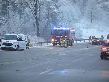 Fahrer (24) von Auto gerammt -  verletzt im Krankenhaus