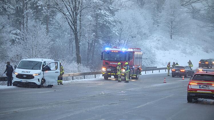 Fahrer (24) von Auto gerammt -  verletzt im Krankenhaus