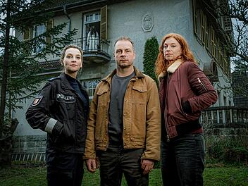 Hannah (Jana Klinge, links) und Hauke (Hinnerk Sch&ouml;nemann) ermitteln rund um das Nolden-Haus. Auch Tier&auml;rztin Jule (Marleen Lohse) mischt sich in den Fall ein. Sie kannte die verstorbene Inge Nolden gut, die f&uuml;r sie vor vielen Jahren eine Art Ersatzmutter war.