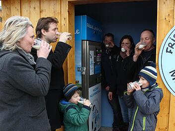 Einen ersten Schluck kühle Milch genehmigen sich Bürgermeisterin Kathrin Heimann (l.) und Landrat Hermann Ulm (2. v.l.) an der neuen Milchbar von Landwirt Josef Meister.  Foto: fra-press