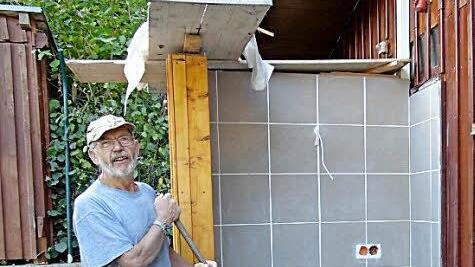Rudi Streitenberger (l.) ist einer der vielen Helfer, die in ihre Freizeit dem Gräfenberger Freibad widmen.