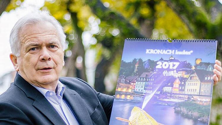 Hartmut Nenninger vom Orga-Team zeigt den "Kronach leuchtet"-Kalender für 2017. Foto: Marian Hamacher