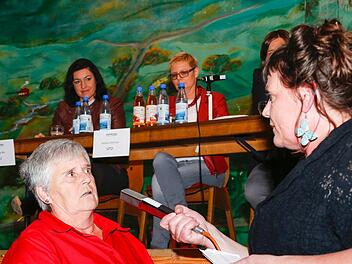 Redaktionsleiterin Susanne Will (rechts) interviewt Rentnerin Gudrun Röder, im Hintergrund die Bundestagsabgeordneten Dorothee Bär (von links) und Sabine Dittmar.Matthias Hoch, Ralf Ruppert