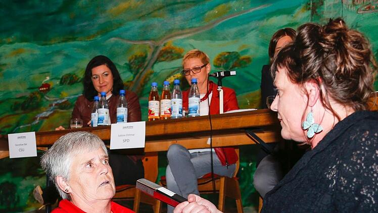 Redaktionsleiterin Susanne Will (rechts) interviewt Rentnerin Gudrun Röder, im Hintergrund die Bundestagsabgeordneten Dorothee Bär (von links) und Sabine Dittmar.Matthias Hoch, Ralf Ruppert