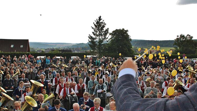 Gemeinschaftschor vor der Rhönfesthalle. Foto: Werner Vogel