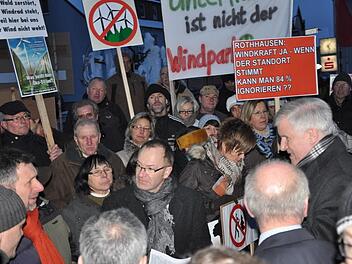 Das Foto zeigt Dieter Wagner (li., mit rotem Schal) als Sprecher der Bürgerinitiative Rothhausen im Januar 2013 bei einer Demonstration in Salz im Gespräch mit Ministerpräsident Horst Seehofer (re.). Nach diesem Treffen hat Seehofer die 10-H-Regel stark favorisiert und der Landtag hat sie dann im Februar 2015 zum Gesetz erklärt. Foto: Daniel Wiener