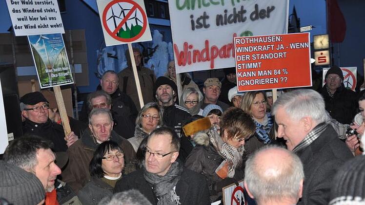 Das Foto zeigt Dieter Wagner (li., mit rotem Schal) als Sprecher der Bürgerinitiative Rothhausen im Januar 2013 bei einer Demonstration in Salz im Gespräch mit Ministerpräsident Horst Seehofer (re.). Nach diesem Treffen hat Seehofer die 10-H-Regel stark favorisiert und der Landtag hat sie dann im Februar 2015 zum Gesetz erklärt. Foto: Daniel Wiener