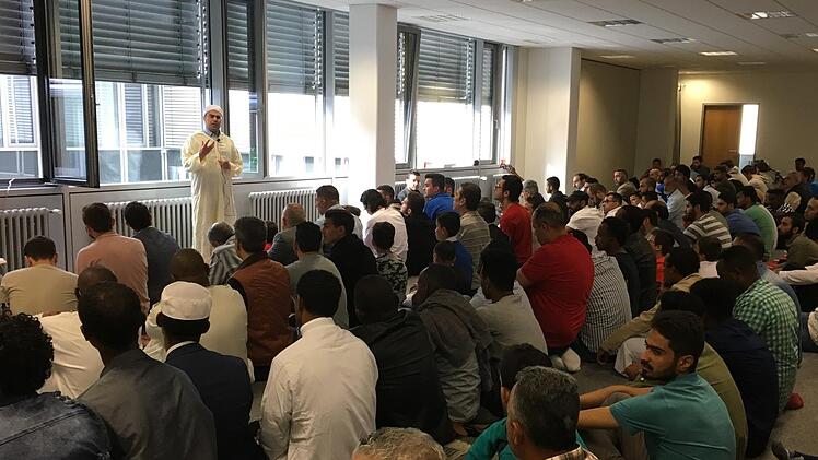 Zahlreiche Muslime feierten  gemeinsam den ersten Morgen nach der Fastenzeit.Mazen Alhomsi