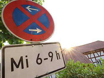 In der Oberen Stadt ignorieren manche Autofahrer die Halteverbotsschilder. Foto: Marian Hamacher