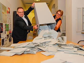 Wahlvorstand Hermann Rein schüttet im Rathaus mit einer Helferin eine Wahlurne aus. Foto: Matthias Hoch