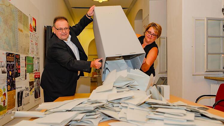 Wahlvorstand Hermann Rein schüttet im Rathaus mit einer Helferin eine Wahlurne aus. Foto: Matthias Hoch