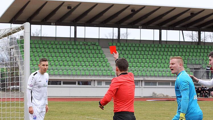 Entscheidende Szene vor leeren Rängen: Schiedsrichter Manuel Steigerwald zeigt dem Bamberger Robin Renner die Rote Karte für das Verhindern eines Tores per Handspiel.  Foto: sportpress