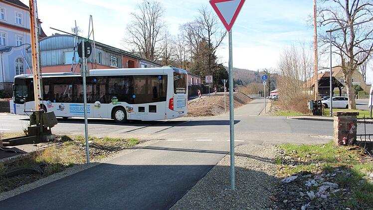 Am Hammelburger Berg ist die Einsicht für Radfahrer in die Bahnhofstraße schlecht. Foto: Julia Raab