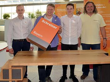 Die "Gute Form 2019" ist entschieden. Preisträger wurde Lukas Grom mit seinem Gesellenstück, einem Schreibtisch in Eiche. Von links: Bastian Schmitt, 1. Preisträger Lukas Grom, Nicolas Kraft und Innungs-Obermeister Norbert Borst hinter dem prämierten Schreibtisch.  Foto: Peter Rauch