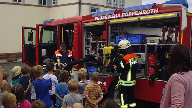 Kommandant Maximilian Metz und Gregor metz erkl&auml;rten den Kindern ausf&uuml;hrlich die Ausr&uuml;stung des neuen L&ouml;schfahrzeuges. Foto: Sabrina Metz
