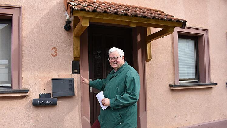 Rolf Kießling vor dem Lazarus-Haus in Ermreuth Foto: Petra Malbrich