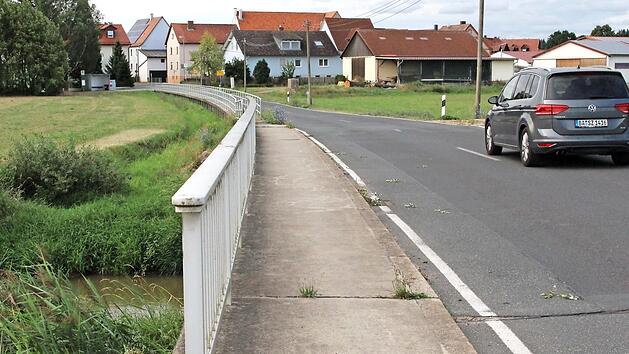 Der Landkreis Bamberg will die Brücke über die Reiche Ebrach bei Wind neu bauen. Pommersfelden sieht dadurch die einmalige Chance für einen Geh- und Radweg zwischen Wind und Sambach. Foto: See (Archiv)