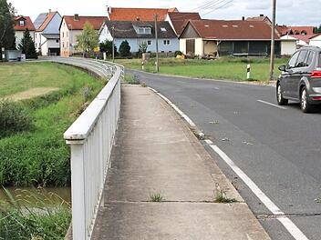 Der Landkreis Bamberg will die Brücke über die Reiche Ebrach bei Wind neu bauen. Pommersfelden sieht dadurch die einmalige Chance für einen Geh- und Radweg zwischen Wind und Sambach. Foto: See (Archiv)