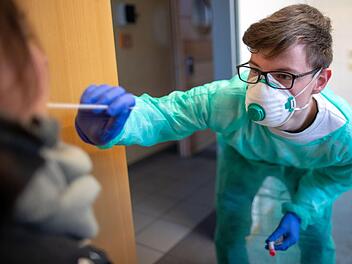 In den Teststrecken der Kulmbacher Abstrichstelle sind  am Montag nicht weniger als 605 weitere Testungen durchgeführt worden.