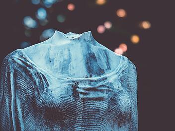 Coburg: Unbekannte beschädigen Statue an Mittelschule und stehlen Kopf