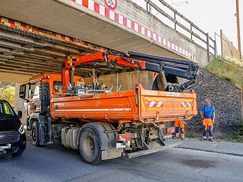 Lastwagen bleibt mit Ausleger an Bahnunterf&uuml;hrung h&auml;ngen