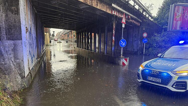 Unwetter ziehen über Franken: Unfälle und Überschwemmungen am Samstag