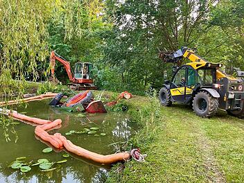 Traktor in Teich l&ouml;st Einsatz im Kreis Bayreuth aus