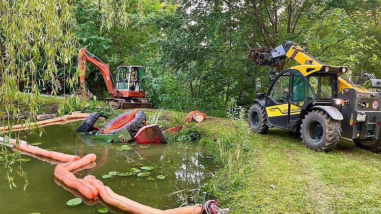 Traktor in Teich l&ouml;st Einsatz im Kreis Bayreuth aus