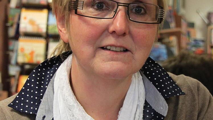 Christine Friedlein,  Inhaberin:  "Einen verlängerten Ladenschluss braucht man nicht. Es käme nur zu einer Verschiebung der Zeiten. Ich glaube nicht, dass mehr Kunden kommen, zumindest nicht in Städten wie Kulmbach. Es wäre für uns Ladeninhaber daher unwirtschaftlich:  Wir müssten  Personal einstellen und Nachtzuschläge zahlen.  Das rechnet sich nicht. Ich möchte das meinen Angestellten auch nicht zumuten. Sie haben schon genug zu tun durch die Dreifachbelastung: Haushalt, Kinder und Beruf."