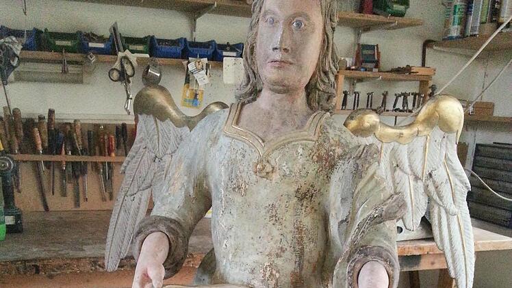 Der Taufengel erstrahlt in neuem Glanz.