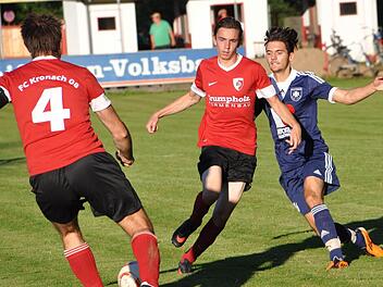 FC Kronach - SpVgg Ebing: Während Thomas Ritter (Mitte) Gästespieler Peter Büttner abschirmt, kann Marcus Löffler (Nr. 4) den Ball sicher spielen. Foto: Herbert Kalb