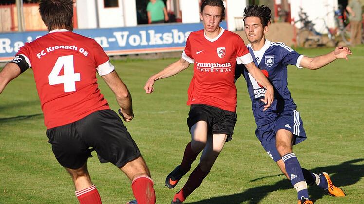 FC Kronach - SpVgg Ebing: Während Thomas Ritter (Mitte) Gästespieler Peter Büttner abschirmt, kann Marcus Löffler (Nr. 4) den Ball sicher spielen. Foto: Herbert Kalb