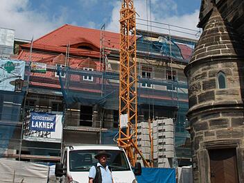 Eng geht es wegen der Baustelle Schwesternhaus derzeit hinter der Stadtpfarrkirche zu. Der Kran soll bis zum Korbmarkt verschwunden sein.