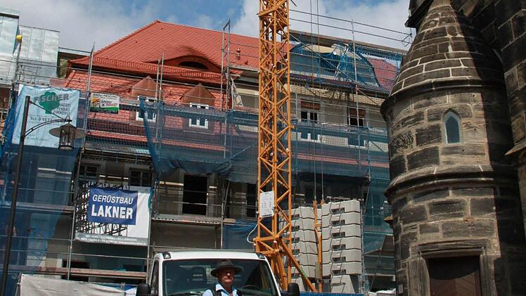 Eng geht es wegen der Baustelle Schwesternhaus derzeit hinter der Stadtpfarrkirche zu. Der Kran soll bis zum Korbmarkt verschwunden sein.