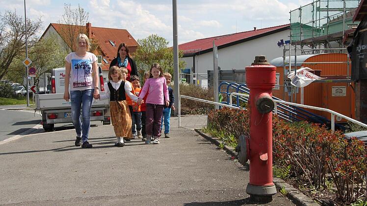 Um die Parkplätze vor dem Kindergarten in Mainleus gibt es Ärger. Auslöser ist ein Hydrant, der freigehalten werden soll.  Foto: Archiv/Stephan Tiroch