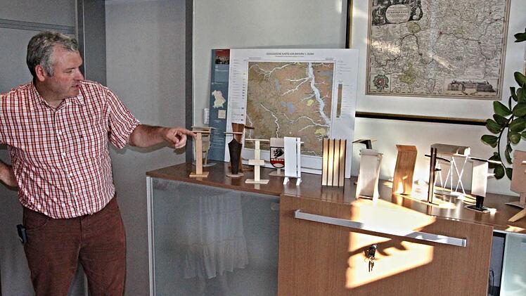 Wer die Wahl hat, hat die Qual. Mehrere Modelle für Rednerpulte die von der Schreinermeisterschule Ebern entworfen wurden, stehen zur Verfügung, wie Bürgermeister Jürgen Hennemann dem Bauausschuss erläuterte. Foto: Helmut Will