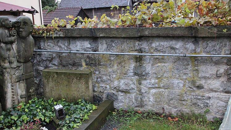 Hier müsste man durch die Mauer zum Friedhof brechen. Foto: Friedwald Schedel