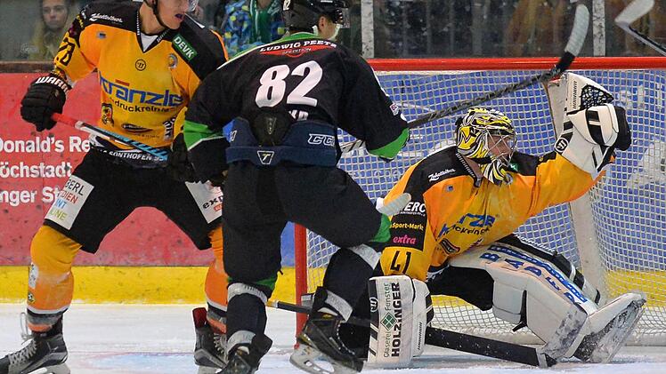 Im Hinspiel berannten die Alligators um Max Cejka (schwarzes Trikot) das Sonthofener Tor noch erfolglos, im Rückspiel kamen sie nicht einmal in dessen Nähe. Foto: Picturedreams/Archiv