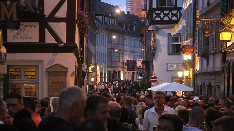 Die Sandstraße am Schlenkerla war bestens besucht am Donnerstagabend. Foto: Rüdiger Klein