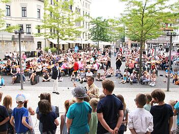 Entspannte Atmosphäre am Albertsplatz. Das Publikum hatte es sich bequem gemacht und lauschte den Chören. Fotos: Christiane lehmann